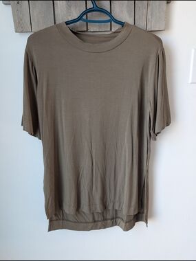 Classic Short Sleeve Tee in Olive Brown (New)